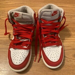 Air Jordan 1 Retro High OG, size 2Y